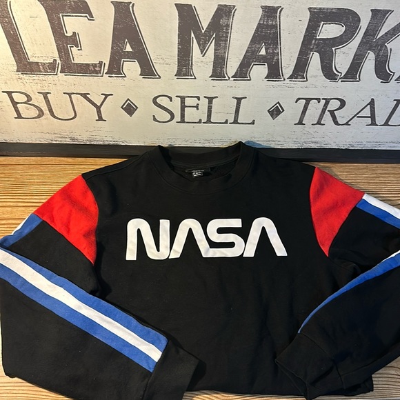Chemistry Tops - Size M Chemistry NASA crewneck sweatshirt- black